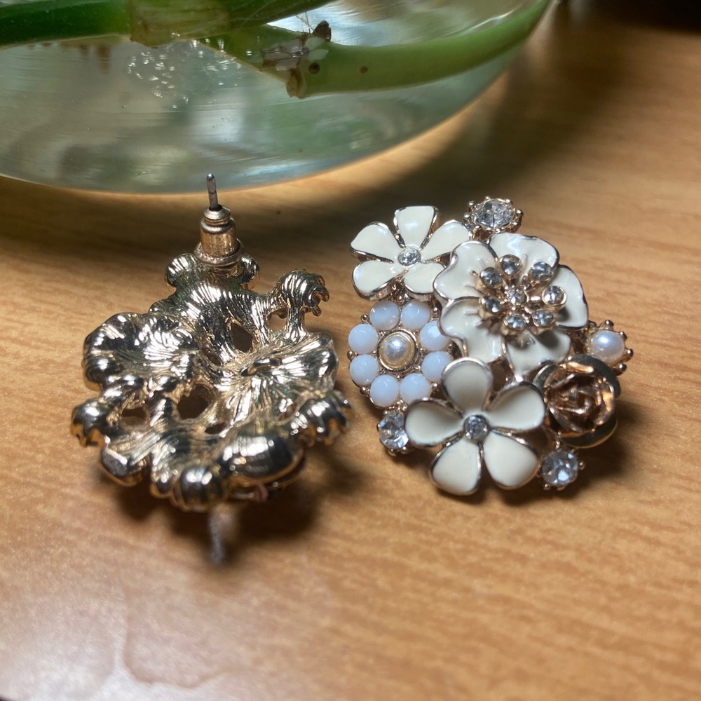 Forever 21 Gold Floral Earrings - Picture 6 of 6